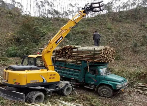 抓木机装载木材
